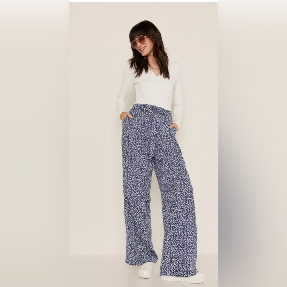New Francesca’s Bianca Ditsy Floral Navy Blue Print Fluid Pants
